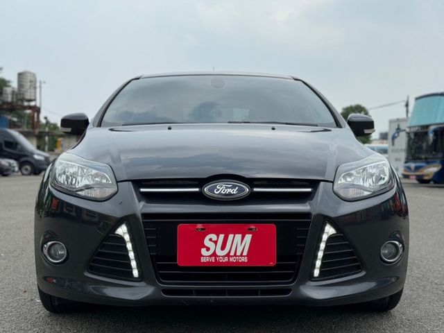 Focus運動型 電動天窗/分區恆溫空調/衛星導航/定速巡航/電動摺疊後視鏡/抬頭顯示器/倒車顯影  第2張相片