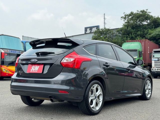 Focus運動型 電動天窗/分區恆溫空調/衛星導航/定速巡航/電動摺疊後視鏡/抬頭顯示器/倒車顯影  第4張相片
