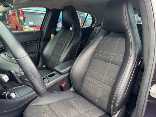 GLA200 換檔撥片/定速/倒車顯影/駕駛座記憶椅/電尾門  第14張相片