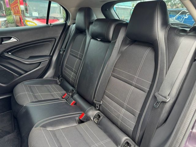 GLA200 換檔撥片/定速/倒車顯影/駕駛座記憶椅/電尾門  第15張相片