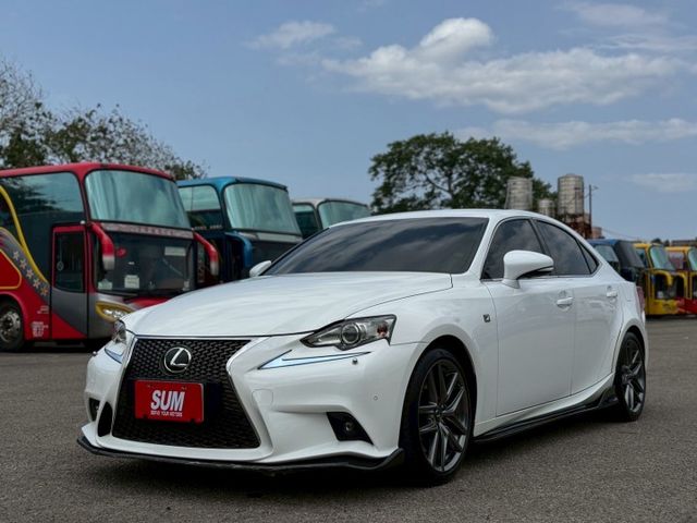 IS200t 摸門/定速/Car Play/倒車顯影/導航/分區恆溫空調/通風電熱椅/循跡防滑/駕駛座記憶椅/電折後視鏡  第1張相片