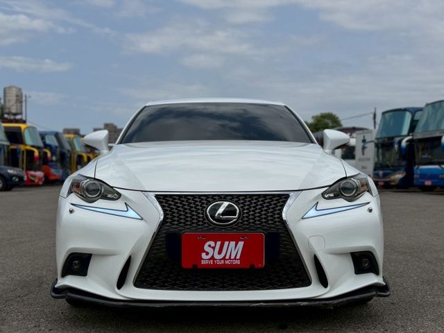 IS200t 摸門/定速/Car Play/倒車顯影/導航/分區恆溫空調/通風電熱椅/循跡防滑/駕駛座記憶椅/電折後視鏡  第2張相片