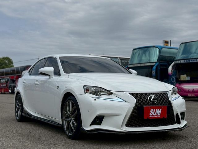 IS200t 摸門/定速/Car Play/倒車顯影/導航/分區恆溫空調/通風電熱椅/循跡防滑/駕駛座記憶椅/電折後視鏡  第3張相片