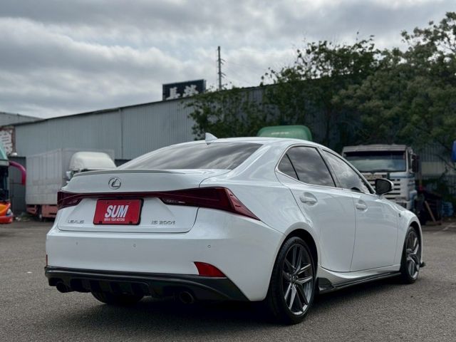 IS200t 摸門/定速/Car Play/倒車顯影/導航/分區恆溫空調/通風電熱椅/循跡防滑/駕駛座記憶椅/電折後視鏡  第4張相片