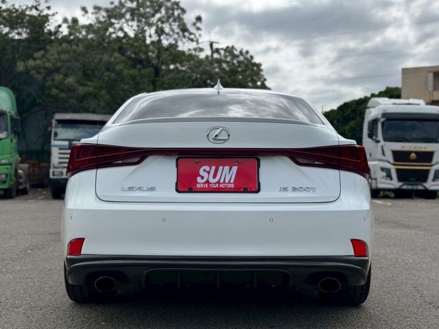IS200t 摸門/定速/Car Play/倒車顯影/導航/分區恆溫空調/通風電熱椅/循跡防滑/駕駛座記憶椅/電折後視鏡  第5張相片
