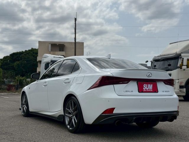 IS200t 摸門/定速/Car Play/倒車顯影/導航/分區恆溫空調/通風電熱椅/循跡防滑/駕駛座記憶椅/電折後視鏡  第6張相片