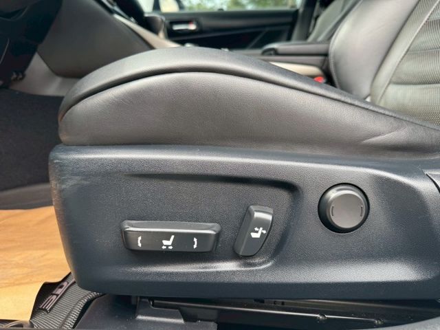 IS200t 摸門/定速/Car Play/倒車顯影/導航/分區恆溫空調/通風電熱椅/循跡防滑/駕駛座記憶椅/電折後視鏡  第16張相片