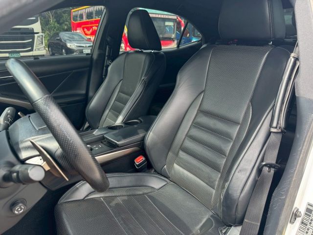 IS200t 摸門/定速/Car Play/倒車顯影/導航/分區恆溫空調/通風電熱椅/循跡防滑/駕駛座記憶椅/電折後視鏡  第17張相片