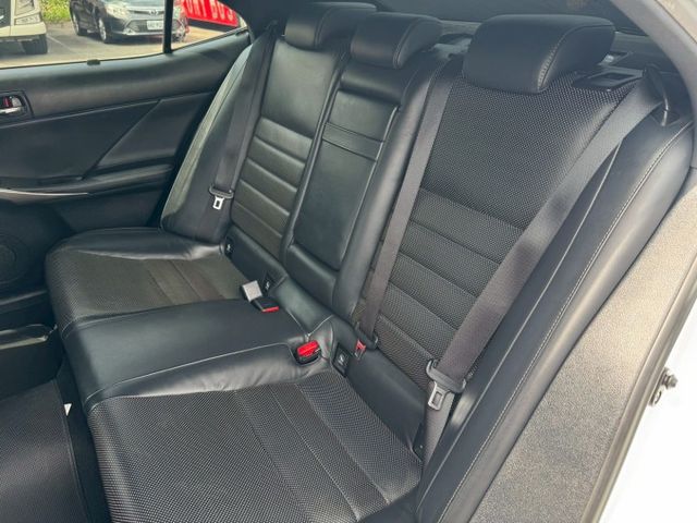 IS200t 摸門/定速/Car Play/倒車顯影/導航/分區恆溫空調/通風電熱椅/循跡防滑/駕駛座記憶椅/電折後視鏡  第18張相片