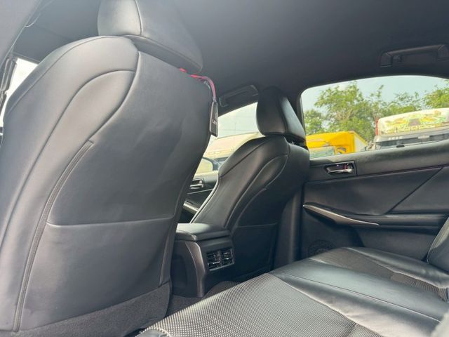 IS200t 摸門/定速/Car Play/倒車顯影/導航/分區恆溫空調/通風電熱椅/循跡防滑/駕駛座記憶椅/電折後視鏡  第19張相片