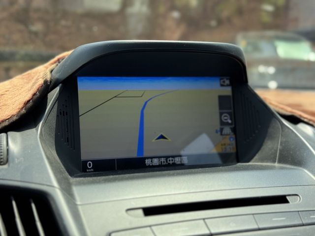 KUGA雅緻型 換檔撥片/衛星導航/倒車顯影/分區恆溫空調/後座出風口/電折後視鏡/織布座椅  第9張相片