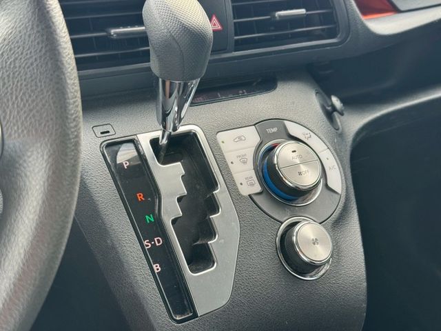 Sienta七人座 IKEY/雙電滑門/定速/後座出風口/電折後視鏡/車偏警示/自動煞停系統/方向盤快控鍵  第10張相片
