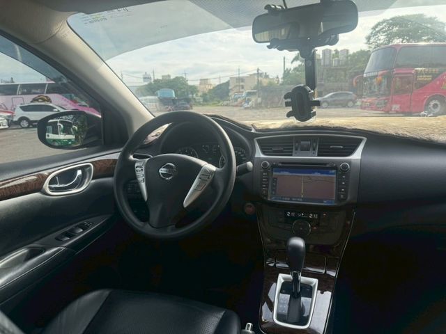 Sentra 摸門/IKEY/定速/安卓機/倒車顯影/導航/分區恆溫空調/抬頭顯示器/電折後視鏡  第8張相片