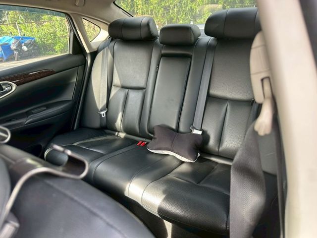 Sentra 摸門/IKEY/定速/安卓機/倒車顯影/導航/分區恆溫空調/抬頭顯示器/電折後視鏡  第11張相片