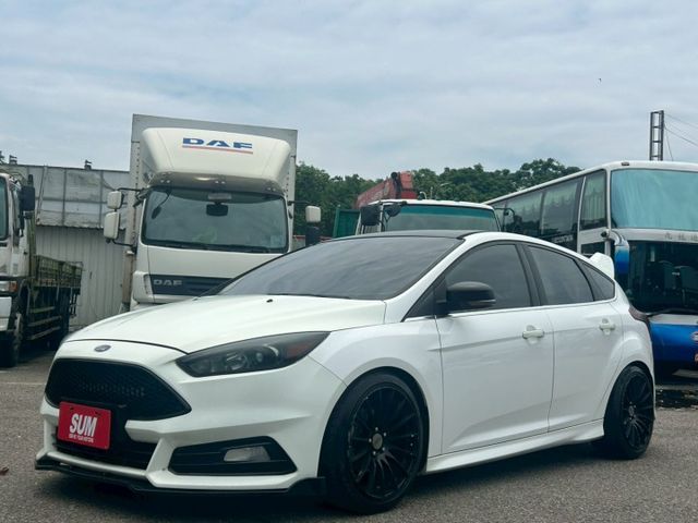 Focus 5D 電動天窗/定速/方向盤快控鍵/導航/倒車顯影/分區恆溫空調  第1張相片
