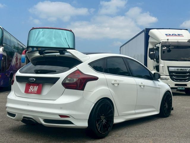 Focus 5D 電動天窗/定速/方向盤快控鍵/導航/倒車顯影/分區恆溫空調  第4張相片