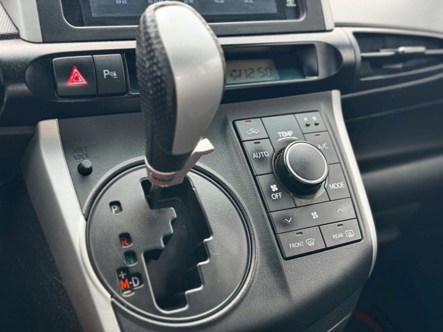 WISH 中控螢幕/倒車顯影/恆溫空調/電折後視鏡/抬頭顯示器/皮椅/後座出風口  第9張相片