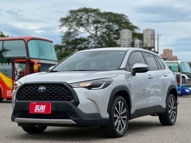 Corolla Cross油電 摸門/ACC跟車/車偏警示/恆溫空調/倒車顯影/循跡防滑/電折後視鏡/後座出風口  第1張相片