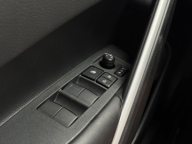 Corolla Cross油電 摸門/ACC跟車/車偏警示/恆溫空調/倒車顯影/循跡防滑/電折後視鏡/後座出風口  第14張相片