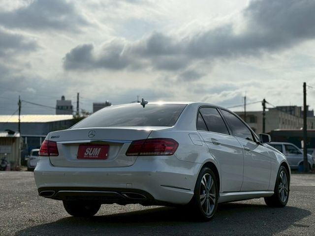 E200 Sedan 分區恆溫空調/換檔撥片/定速/倒車顯影/雙前座電熱椅  第4張相片