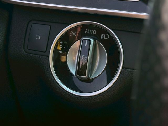 E200 Sedan 分區恆溫空調/換檔撥片/定速/倒車顯影/雙前座電熱椅  第8張相片