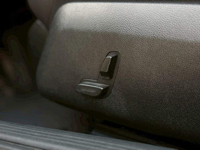 E200 Sedan 分區恆溫空調/換檔撥片/定速/倒車顯影/雙前座電熱椅  第10張相片