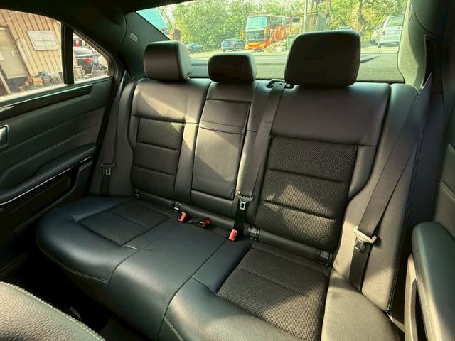 E200 Sedan 分區恆溫空調/換檔撥片/定速/倒車顯影/雙前座電熱椅  第11張相片