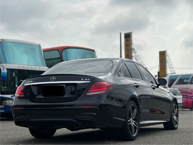 AMG E43 4MATIC天窗/通風電熱椅/柏林/環景影像/抬顯/動態座椅/巡跡防滑/電尾門/換檔撥片/定速/電子懸吊  第4張相片