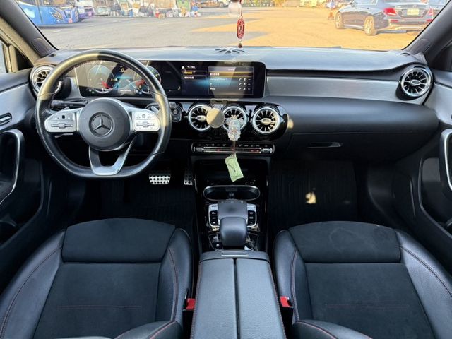AMG A35 盲點/摸門/全景天窗/記憶電動椅/ACC跟車/換檔撥片/分區恆溫空調/倒車顯影/導航/自動停車系統  第9張相片