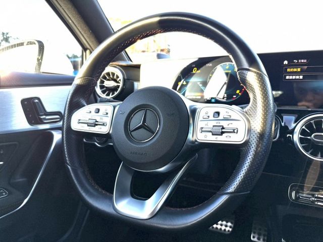 AMG A35 盲點/摸門/全景天窗/記憶電動椅/ACC跟車/換檔撥片/分區恆溫空調/倒車顯影/導航/自動停車系統  第10張相片