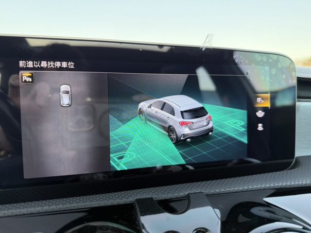 AMG A35 盲點/摸門/全景天窗/記憶電動椅/ACC跟車/換檔撥片/分區恆溫空調/倒車顯影/導航/自動停車系統  第12張相片