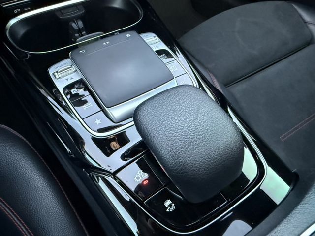 AMG A35 盲點/摸門/全景天窗/記憶電動椅/ACC跟車/換檔撥片/分區恆溫空調/倒車顯影/導航/自動停車系統  第16張相片