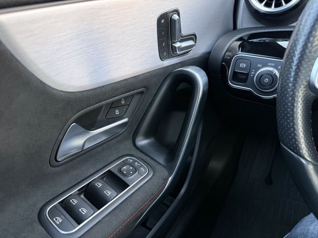 AMG A35 盲點/摸門/全景天窗/記憶電動椅/ACC跟車/換檔撥片/分區恆溫空調/倒車顯影/導航/自動停車系統  第17張相片