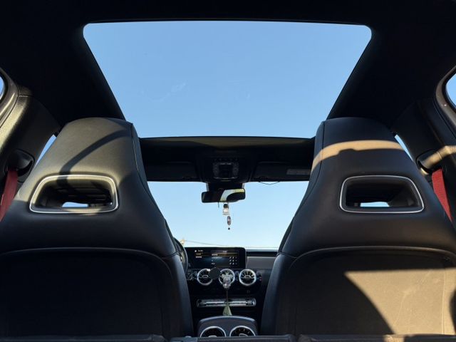 AMG A35 盲點/摸門/全景天窗/記憶電動椅/ACC跟車/換檔撥片/分區恆溫空調/倒車顯影/導航/自動停車系統  第18張相片