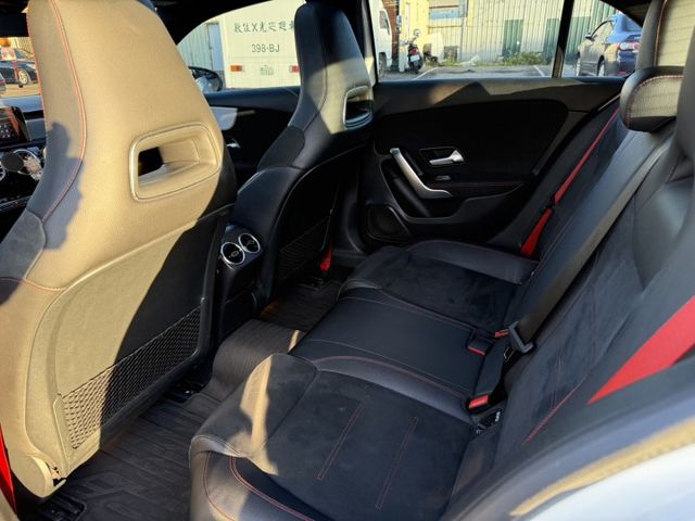 AMG A35 盲點/摸門/全景天窗/記憶電動椅/ACC跟車/換檔撥片/分區恆溫空調/倒車顯影/導航/自動停車系統  第20張相片