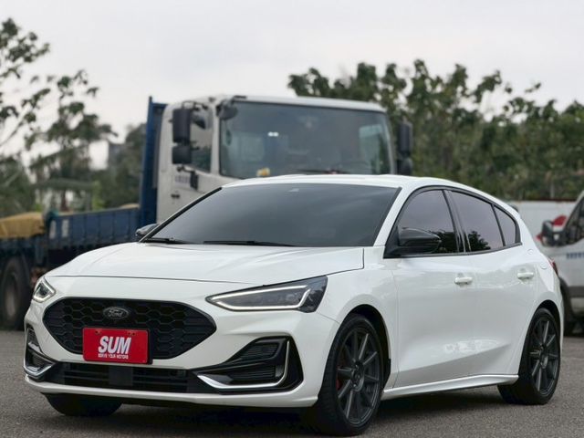 FOCUS 5D 環景影像/恆溫空調/換檔撥片/ACC跟車/方向盤快控鍵/抬頭顯示器  第1張相片