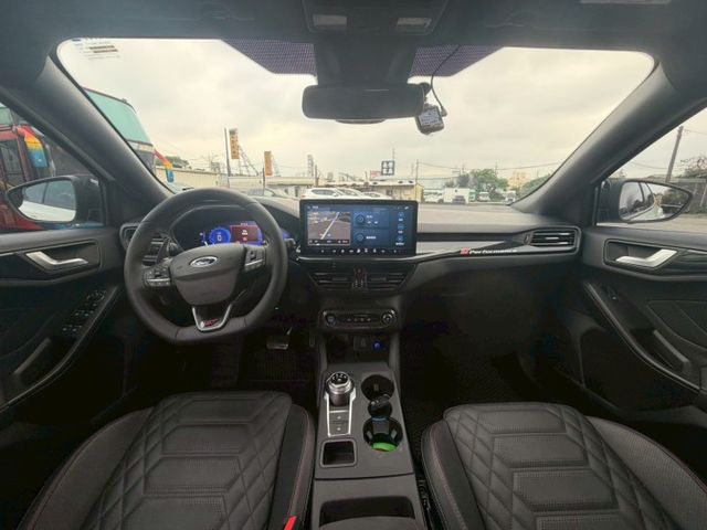 FOCUS 5D 環景影像/恆溫空調/換檔撥片/ACC跟車/方向盤快控鍵/抬頭顯示器  第6張相片