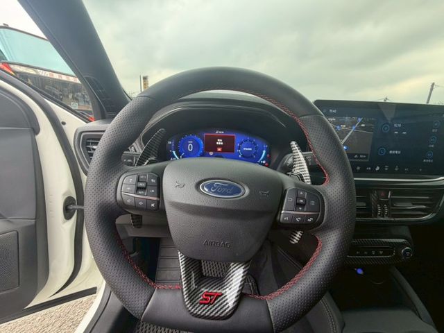 FOCUS 5D 環景影像/恆溫空調/換檔撥片/ACC跟車/方向盤快控鍵/抬頭顯示器  第10張相片