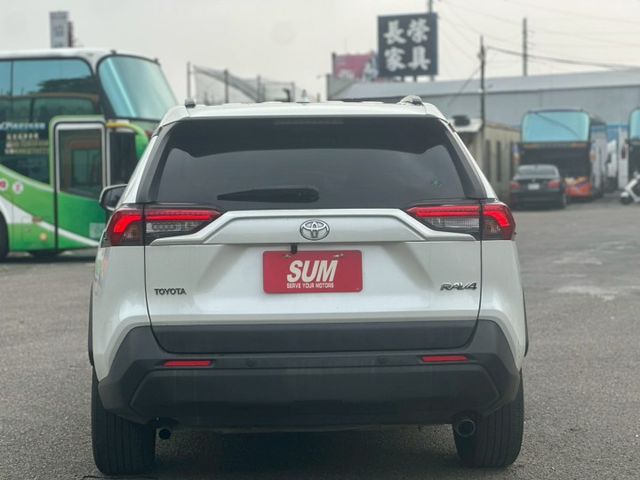 RAV-4豪華版 恆溫空調/倒車顯影/衛星導航/ACC跟車/車偏警示/巡跡防滑  第5張相片