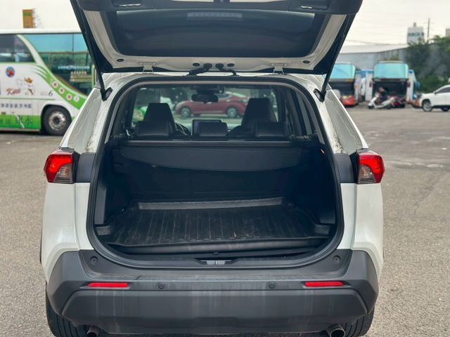 RAV-4豪華版 恆溫空調/倒車顯影/衛星導航/ACC跟車/車偏警示/巡跡防滑  第16張相片