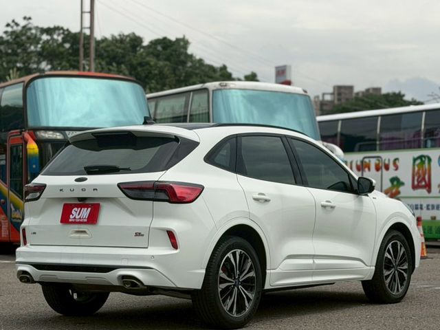 KUGA AWD ST-Line 摸門/盲點/天窗/電尾門/記憶椅/電折後視鏡/抬頭顯示器/環景影像/換檔撥片/ACC  第3張相片