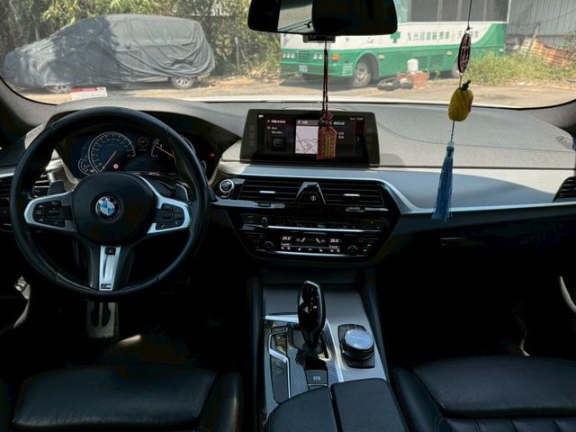 540i 5AT 抬顯/環景影像/電尾門/電吸門/盲點/HK音響/換檔撥片/循跡防滑/後座出風口/方向盤加熱/四區恆溫  第5張相片