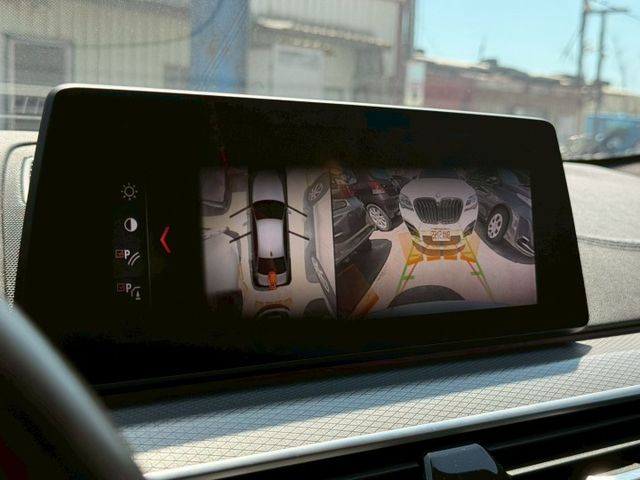 540i 5AT 抬顯/環景影像/電尾門/電吸門/盲點/HK音響/換檔撥片/循跡防滑/後座出風口/方向盤加熱/四區恆溫  第8張相片