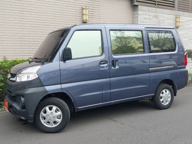 認證車【自排】僅跑1萬、定速、盲點、倒車顯影、方向盤音控、自動頭燈  第2張相片