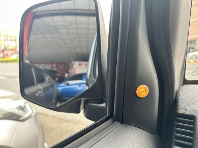 認證車【自排】僅跑1萬、定速、盲點、倒車顯影、方向盤音控、自動頭燈  第12張相片