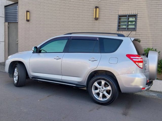 2.4cc 天窗 定速 方向盤音控 倒車顯影 胎壓 藍牙 電動椅 內裝美 車況佳 舒適大空間  第3張相片