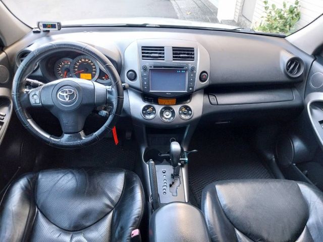 2.4cc 天窗 定速 方向盤音控 倒車顯影 胎壓 藍牙 電動椅 內裝美 車況佳 舒適大空間  第7張相片