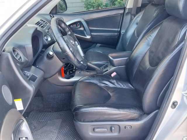 2.4cc 天窗 定速 方向盤音控 倒車顯影 胎壓 藍牙 電動椅 內裝美 車況佳 舒適大空間  第8張相片