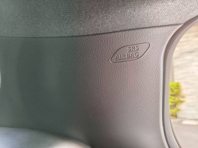 有YES認證，全車原鈑件【豪華版】電熱椅 免鑰匙 倒車顯影 (車側黑腳印貼紙已移除)  第15張相片