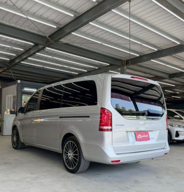 永承嚴選BENZ 時尚商務休閒七人座車全車原鈑一手認證車要買要快  第4張相片